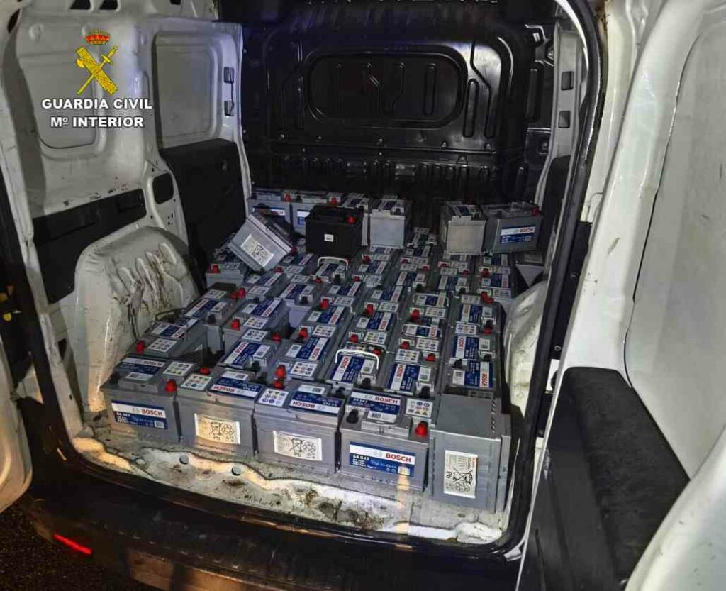 Detenidos tras darse a la fuga los presuntos autores del robo de mercancía de un camión en la A-2 2 detenidosguadalajara