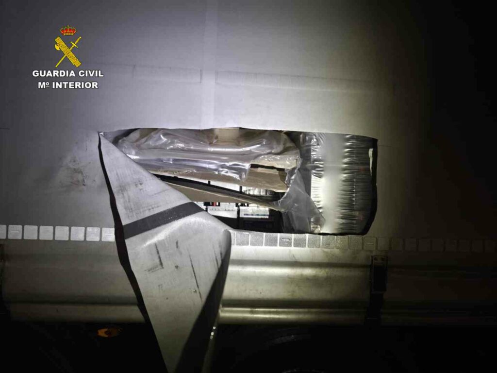 Detenidos tras darse a la fuga los presuntos autores del robo de mercancía de un camión en la A-2 1 detenidosguadalajara 2