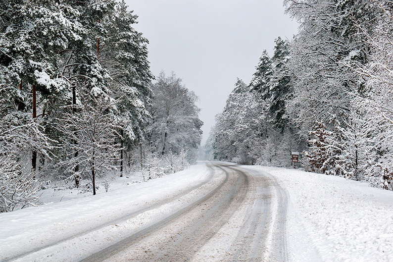 La DGT recomienda evitar desplazamientos: nieve, viento y lluvias desde esta tarde