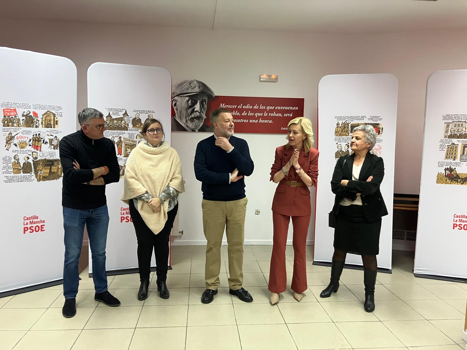 El PSOE de Cuenca inaugura la exposición “La palabra encendida” que reivindica los valores socialistas