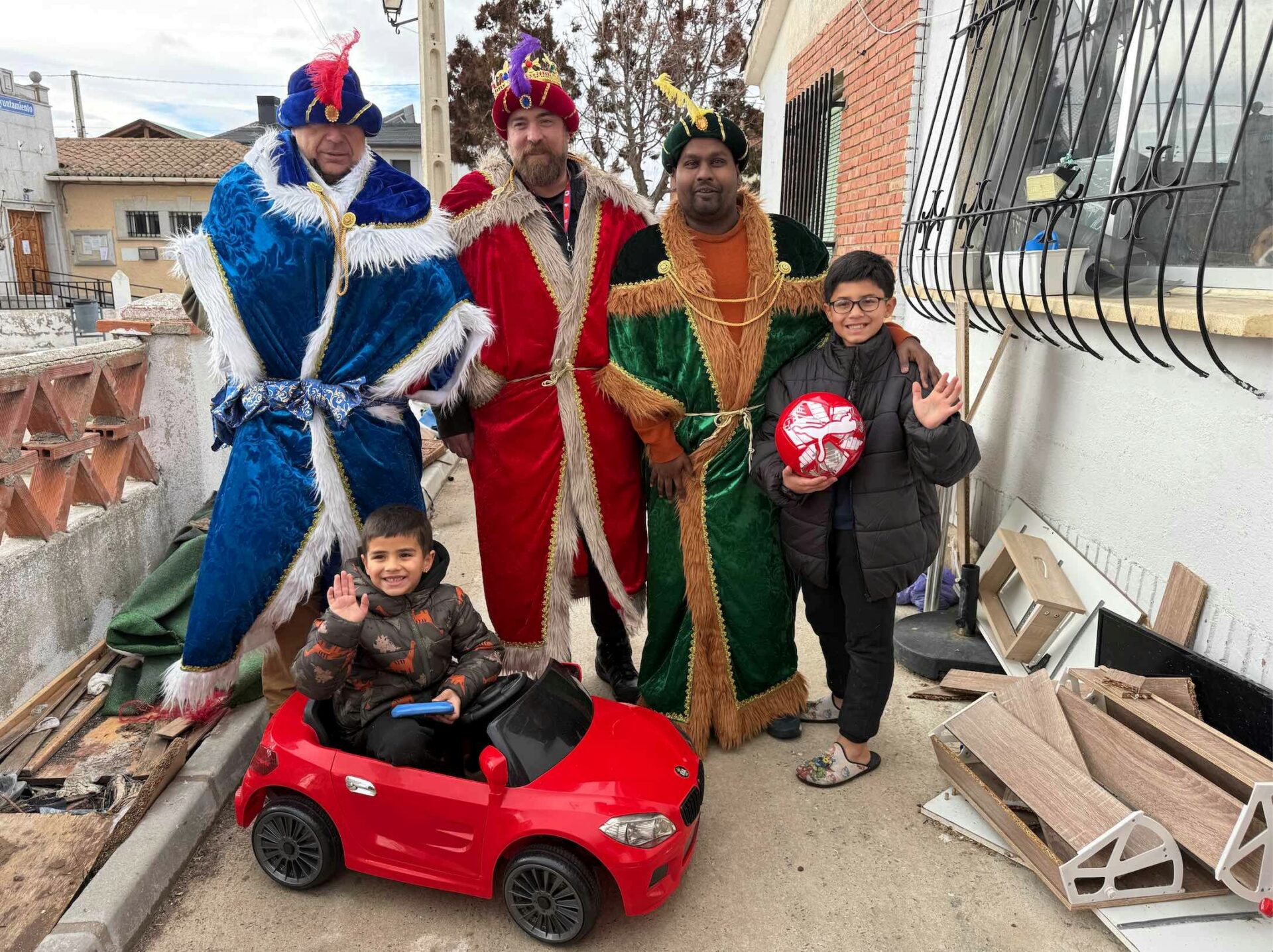 Felicidad, y calor de hogar: El milagro de la ilusión recorre los Pueblos Madrina de Ávila y Salamanca