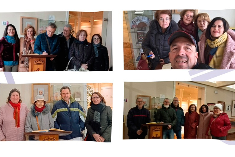 El alumnado de pintura de la Universidad Popular felicita a Antonio López en el libro de firmas del Museo López Torres de Tomelloso