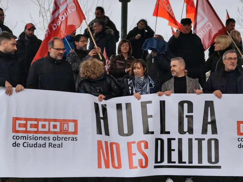 CCOO se concentra en Puertollano para recordar que la huelga no es delito y exigir responsabilidades 2 huelganoesdelito