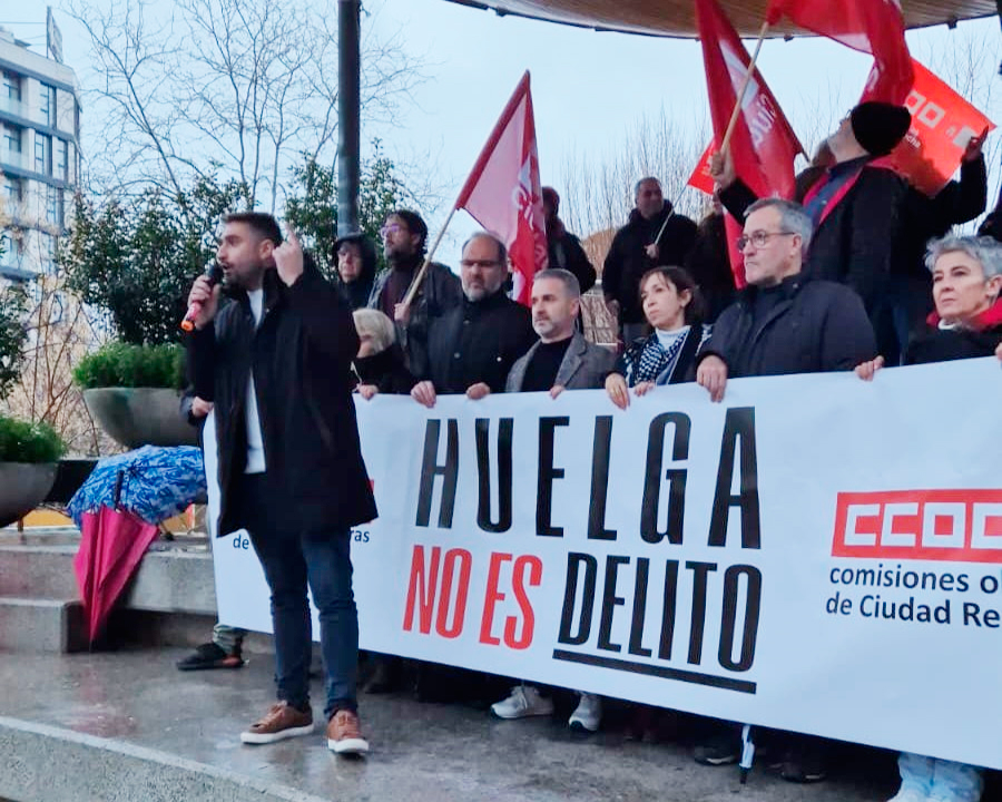 CCOO se concentra en Puertollano para recordar que la huelga no es delito y exigir responsabilidades 1 huelganoesdelito 2