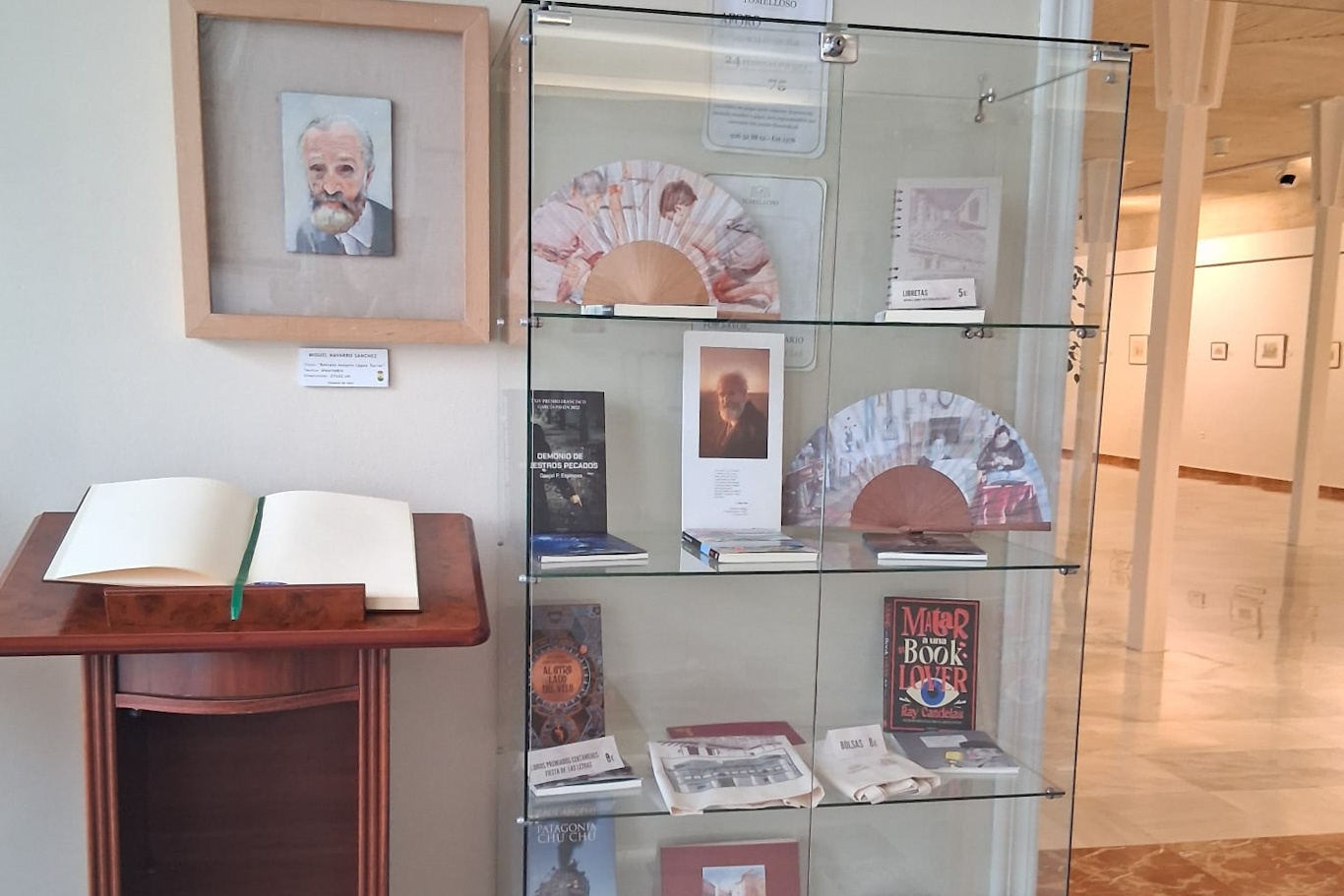 Javier Navarro inaugura el libro de firmas del Museo López Torres y felicita a Antonio López por su 90 cumpleaños