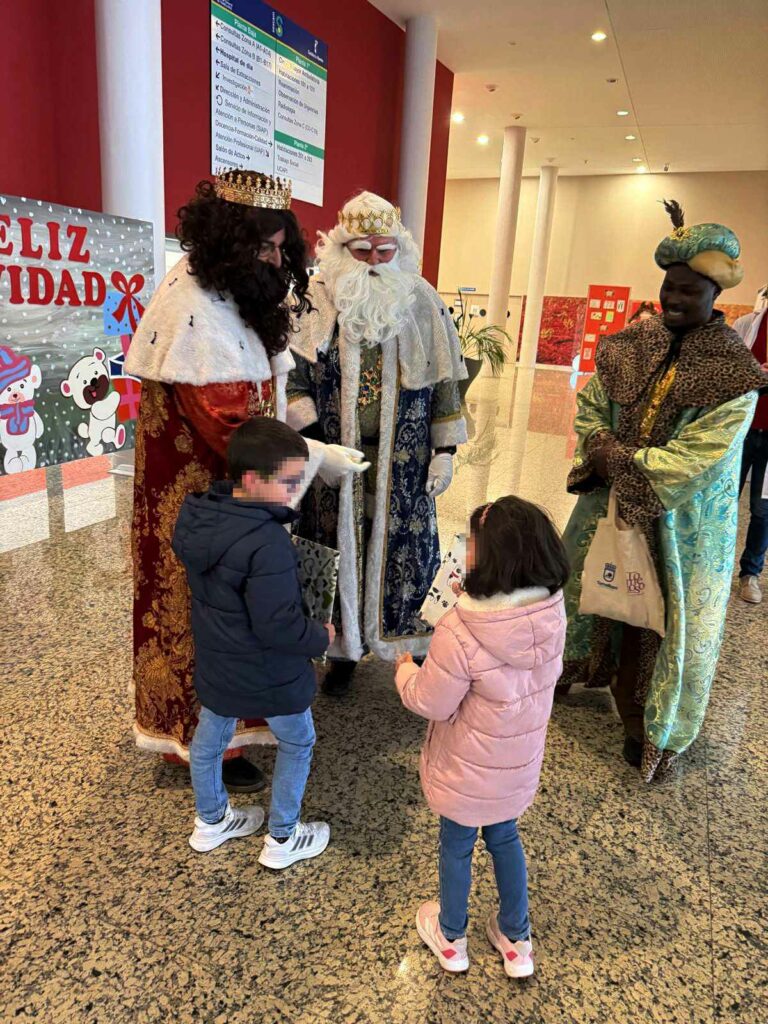 Magia, sonrisas y emoción en el Hospital de Tomelloso: Sus Majestades visitan a los pequeños y sus familias 4 majestades visitan hospital de tomelloso 2