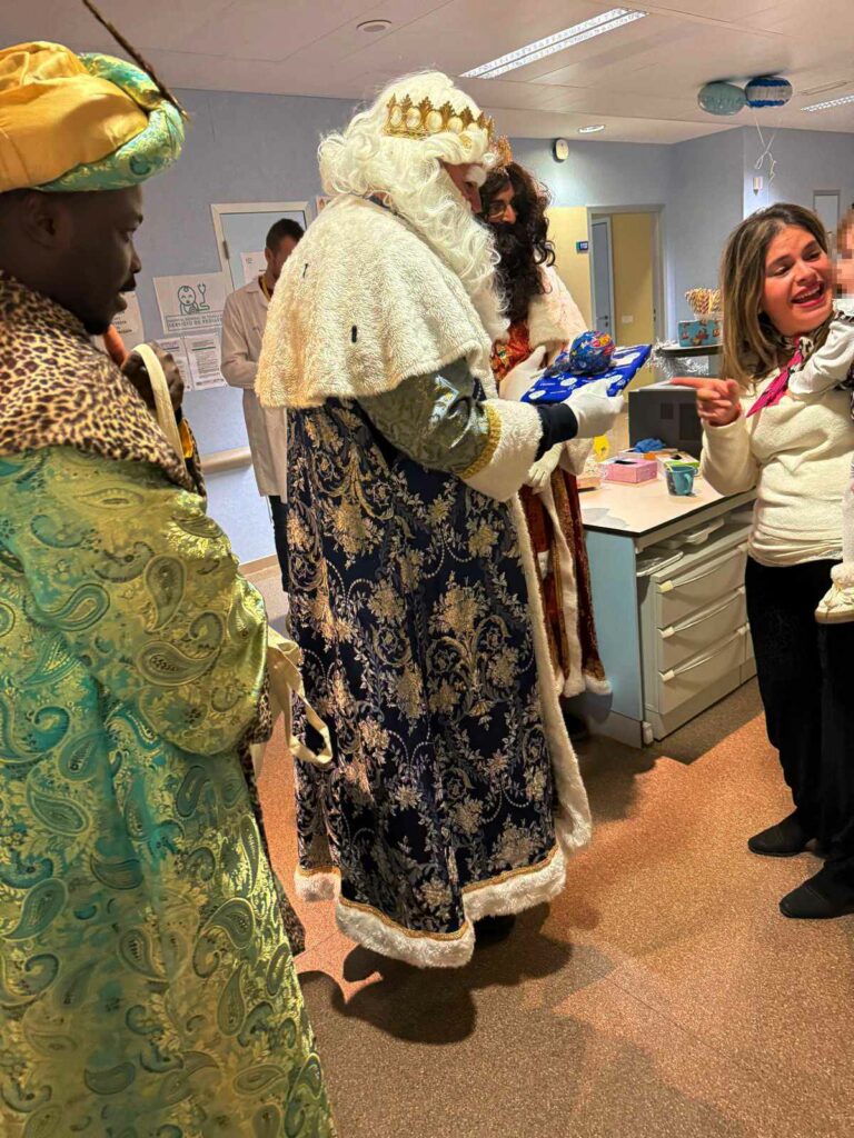 Magia, sonrisas y emoción en el Hospital de Tomelloso: Sus Majestades visitan a los pequeños y sus familias 5 majestades visitan hospital de tomelloso 3