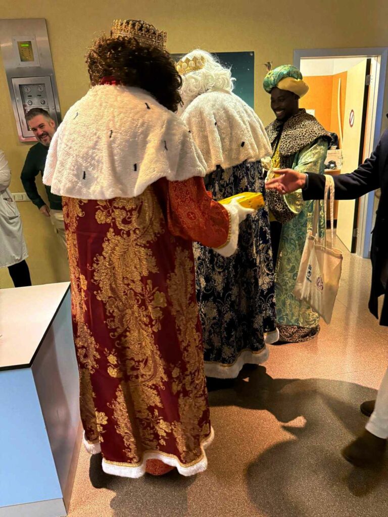 Magia, sonrisas y emoción en el Hospital de Tomelloso: Sus Majestades visitan a los pequeños y sus familias 2 majestades visitan hospital de tomelloso 4