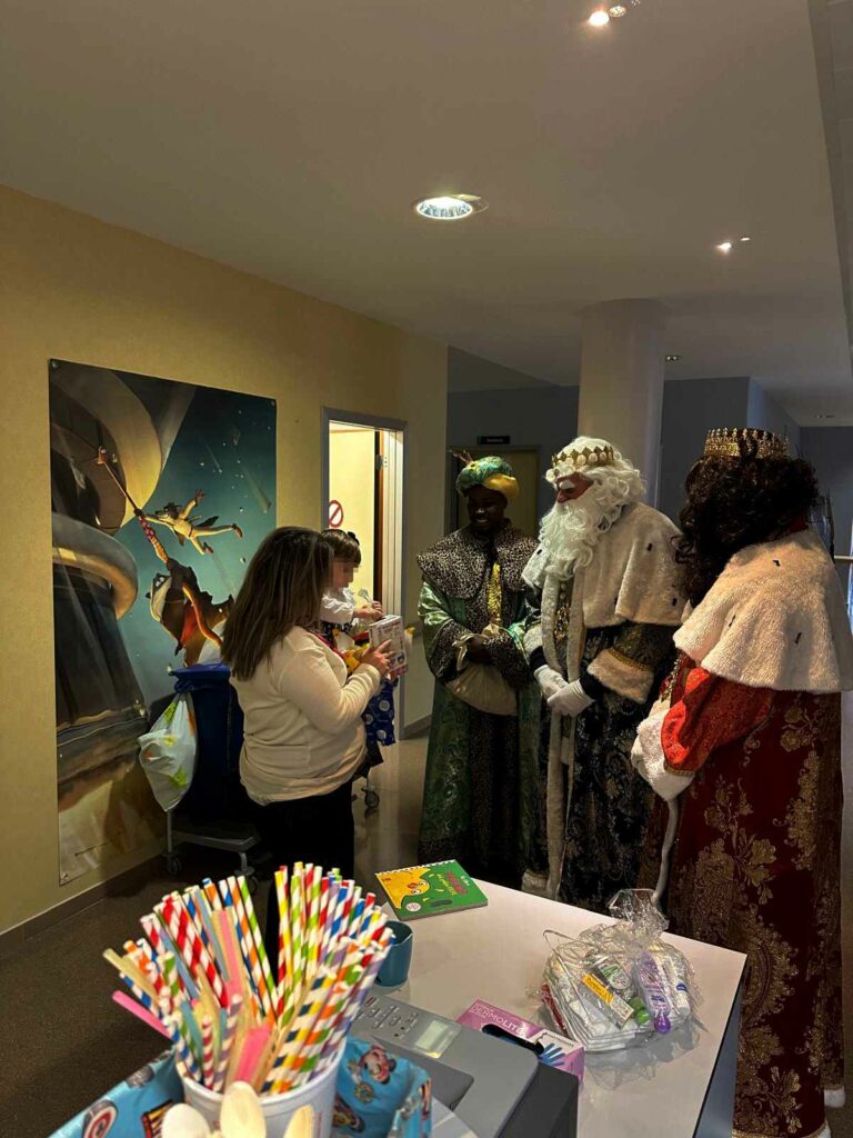 Magia, sonrisas y emoción en el Hospital de Tomelloso: Sus Majestades visitan a los pequeños y sus familias 3 majestades visitan hospital de tomelloso