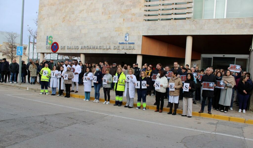 Cerca de 200 personas arropan a la pediatra y a la enfermera agredidas en el Centro de Salud de Argamasilla de Alba 1 manifestacionargamasillacentrosalud