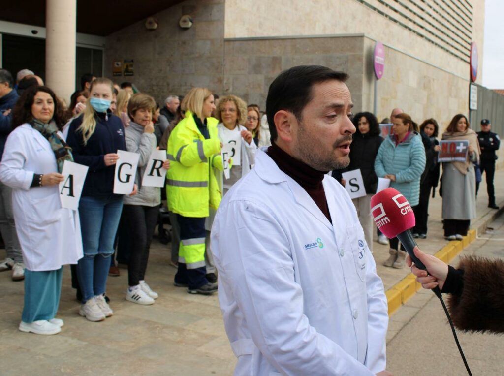 Cerca de 200 personas arropan a la pediatra y a la enfermera agredidas en el Centro de Salud de Argamasilla de Alba 3 manifestacionargamasillacentrosalud 3