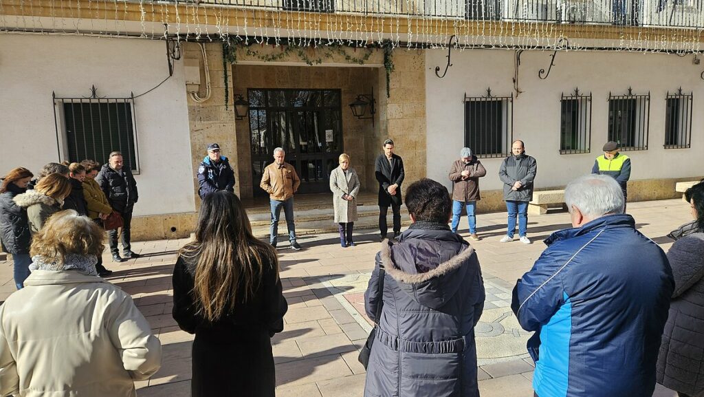 Emotivo minuto de silencio en Argamasilla de Alba por las víctimas mortales del accidente ferroviario de Adamuz 2 minutosilencioargamasilla