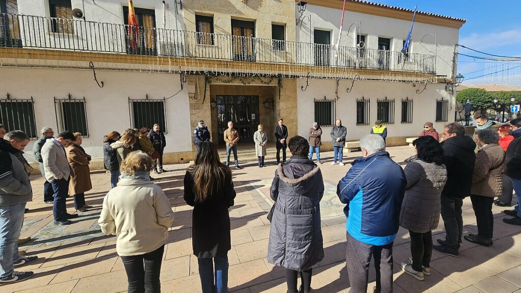 Emotivo minuto de silencio en Argamasilla de Alba por las víctimas mortales del accidente ferroviario de Adamuz 1 minutosilencioargamasilla 2