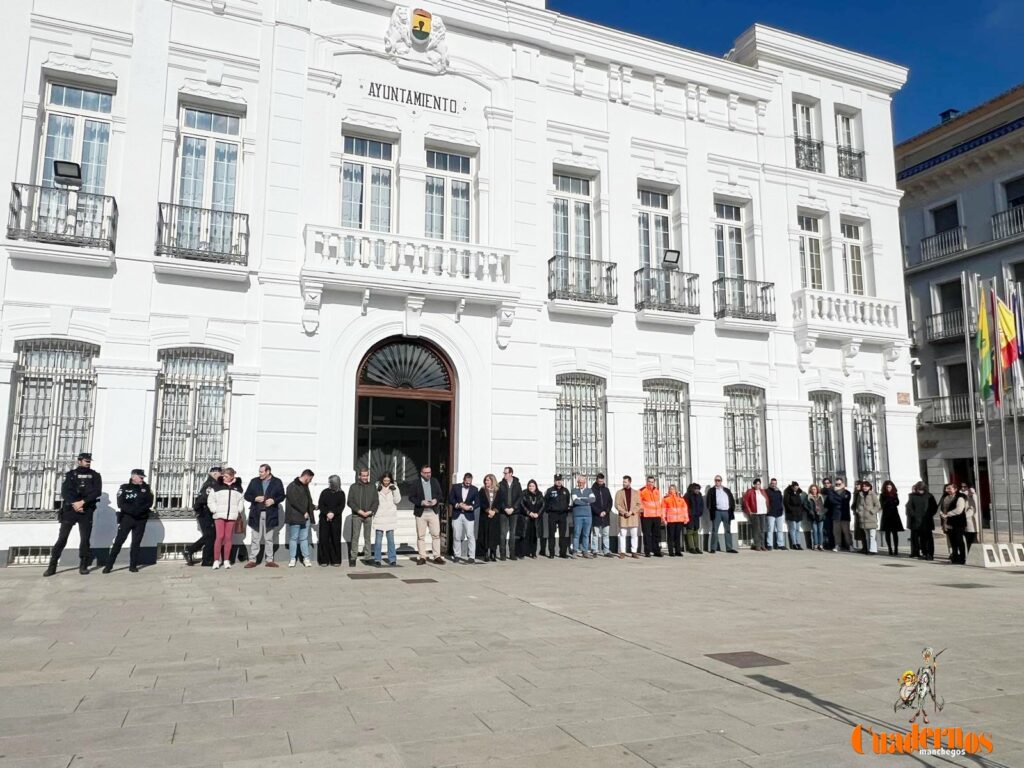 Tomelloso guarda un minuto de silencio en memoria de las víctimas del trágico accidente de ferrocarril ocurrido ayer domingo en Adamuz 3 minutosilenciotomelloso ferrocarril 1