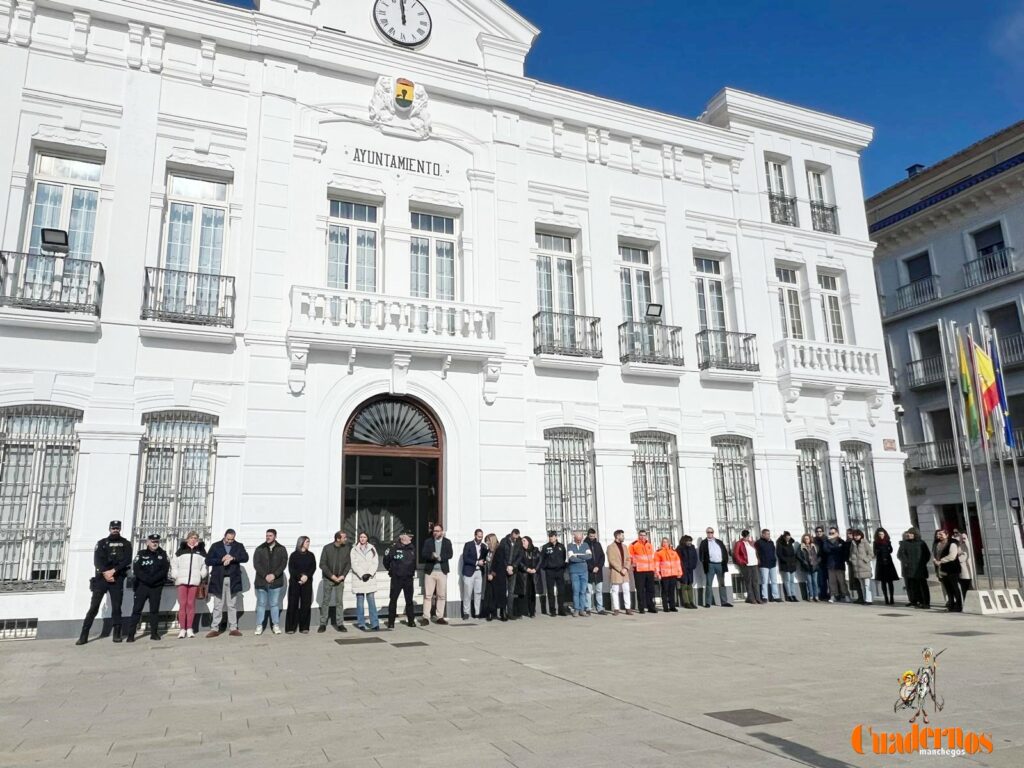 Tomelloso guarda un minuto de silencio en memoria de las víctimas del trágico accidente de ferrocarril ocurrido ayer domingo en Adamuz 2 minutosilenciotomelloso ferrocarril 3 1