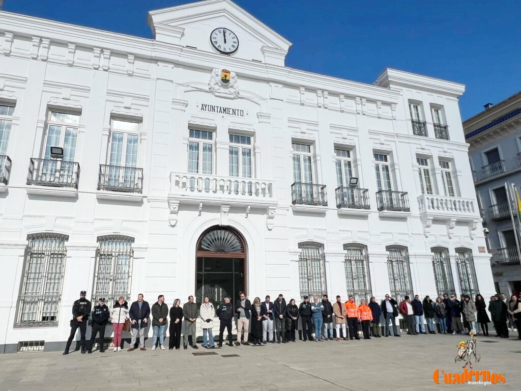 Tomelloso guarda un minuto de silencio en memoria de las víctimas del trágico accidente de ferrocarril ocurrido ayer domingo en Adamuz 1 minutosilenciotomelloso ferrocarril 4 1