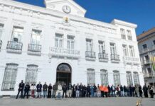 Tomelloso guarda un minuto de silencio en memoria de las víctimas del trágico accidente de ferrocarril ocurrido ayer domingo en Adamuz Tomelloso guarda un minuto de silencio en memoria de las víctimas del trágico accidente de ferrocarril ocurrido ayer domingo en Adamuz
