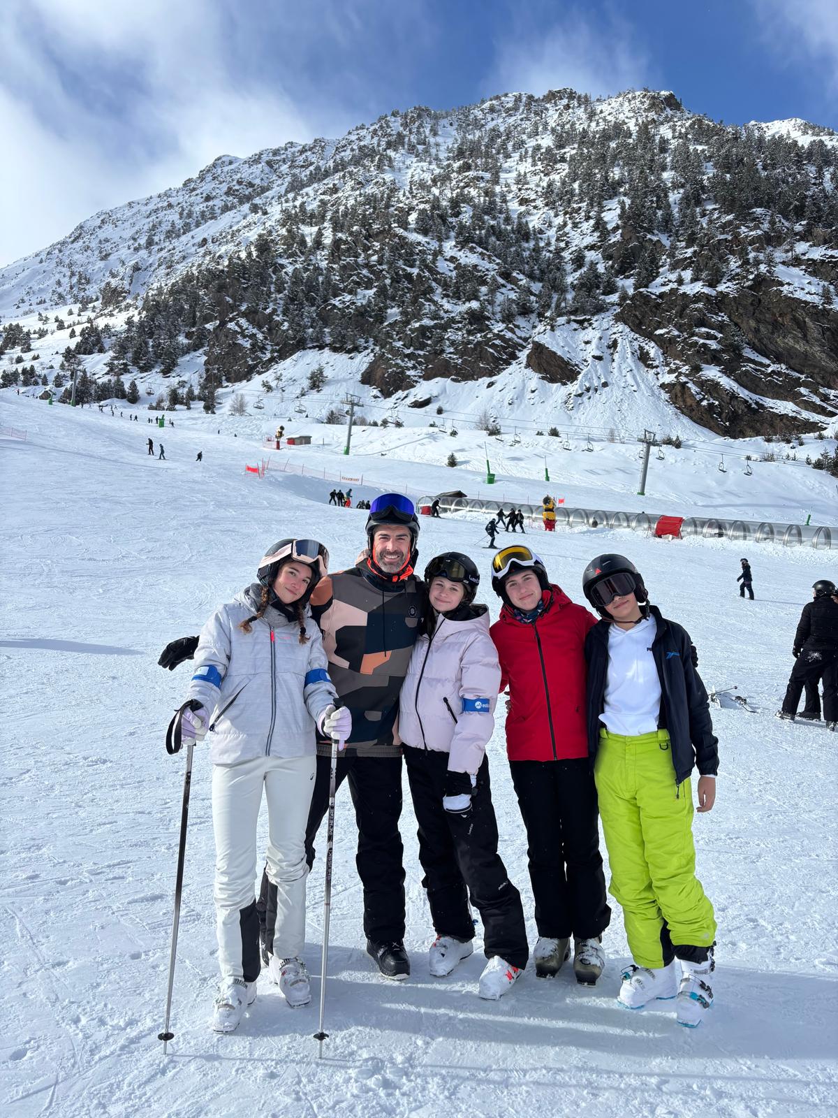 Del fuego de San Antón a la nieve de Andorra: 83 estudiantes del IES Eladio Cabañero se suben a los esquís