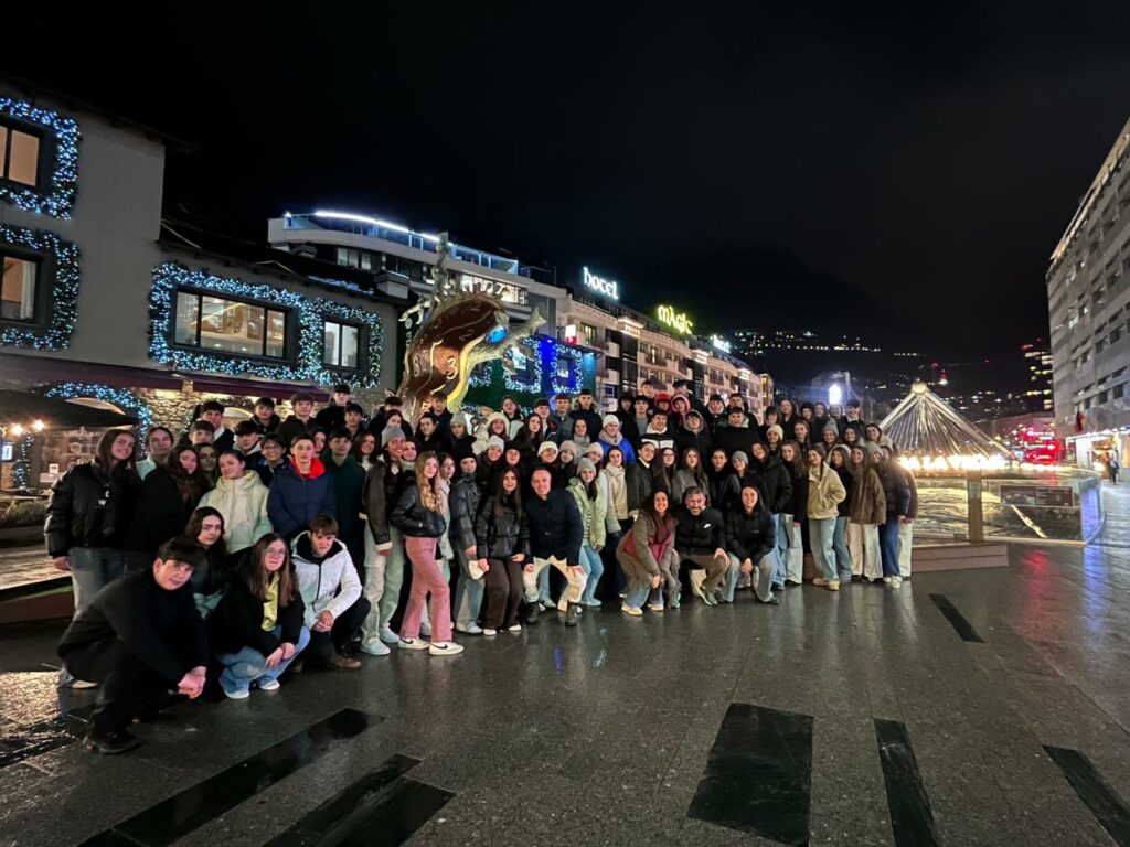 Del fuego de San Antón a la nieve de Andorra: 83 estudiantes del IES Eladio Cabañero se suben a los esquís 2 nieveeladiocabanero 4