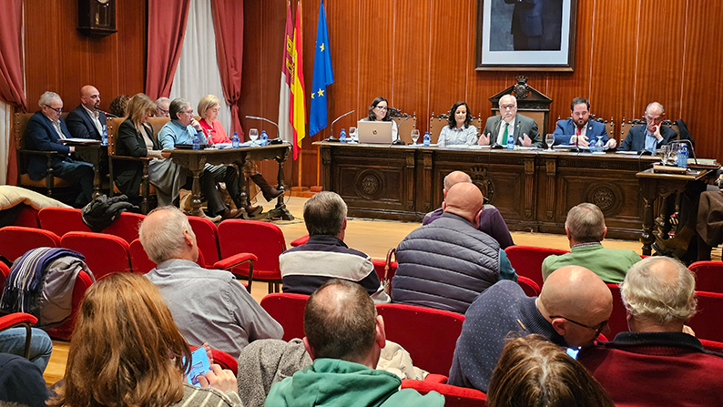 Nieva ratifica en el pleno que no habrá plantas de biometano ni macrogranjas en Manzanares