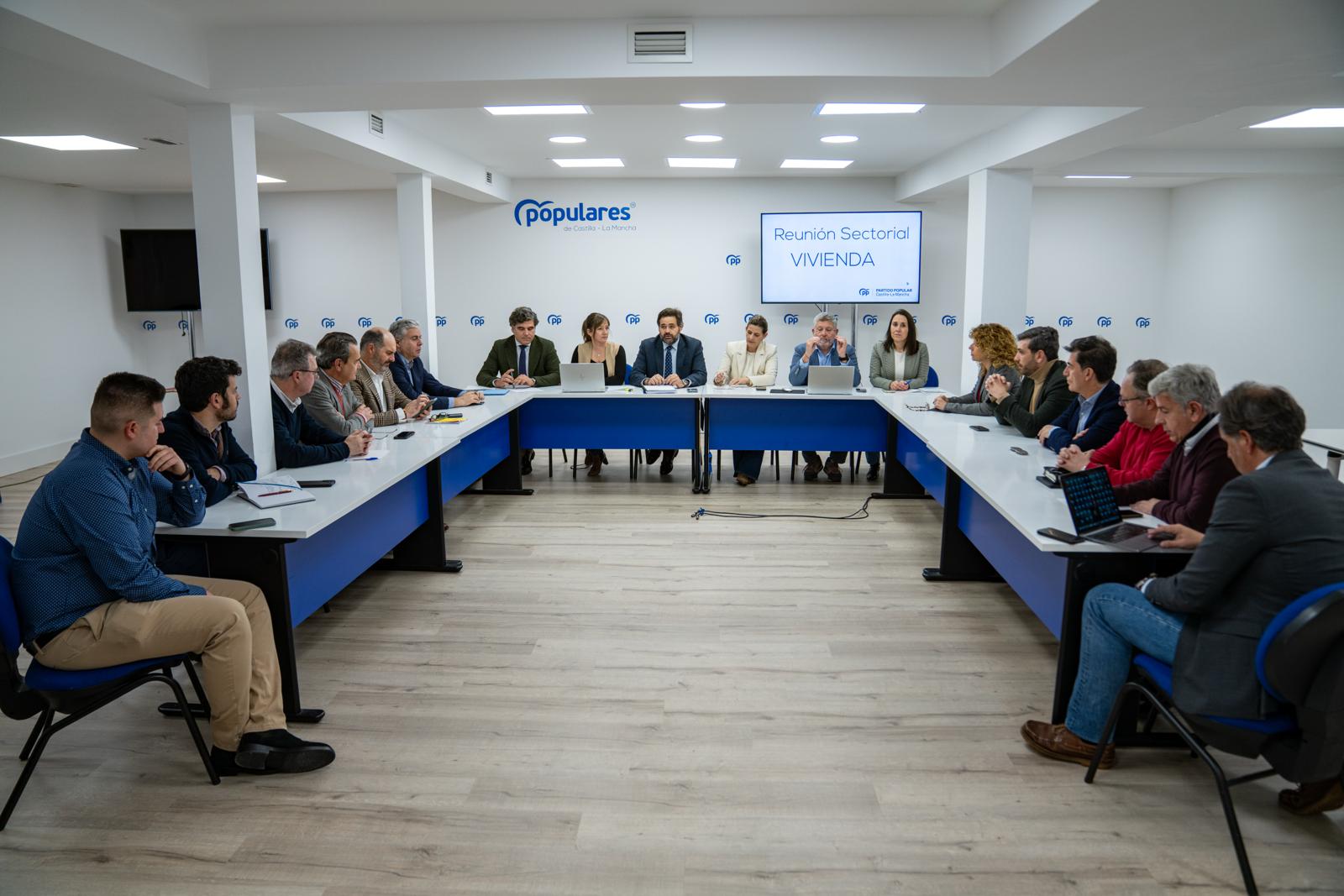 Núñez pondrá en marcha un gran plan de vivienda al frente del Gobierno regional con menos burocracia, más suelo y apoyo real a los jóvenes