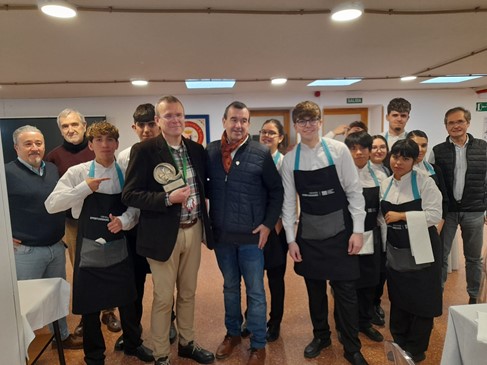 El Quijote se sienta a la mesa: cervantistas alcazareños y estudiantes de hostelería fusionan literatura y gastronomía en un almuerzo entrañable