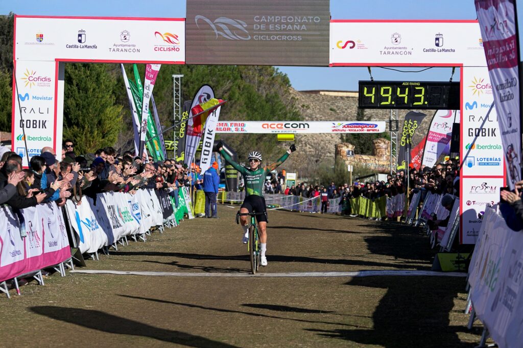 Rodríguez y Orts se coronan en el circuito de la Ermita 3 La manga de féminas élite tenía el aliciente de la batalla entre las corredoras del Nesta. Lucía González y Sofía Rodríguez se escaparon juntas muy pronto, con Sara Cuetopersiguiendo a las dos favoritas. Por detrás rodaban la sub23 de la selección gallega Lorena Patiño, la campeona europea de ruta Paula Blasi y la ciclista profesional de carretera Alicia González. El dúo de cabeza circuló con ventaja durante buena parte de la carrera, con una Lucía que puso las cosas difíciles a Sofía pese a haber sufrido un proceso gripal en los últimos días y una temporada complicada, marcada por lesiones y enfermedades. Poco a poco, Sofía fue mermando las fuerzas de su compañera y, en los últimos giros, consiguió despegarse para llegar en solitario a meta y sumar su segundo Campeonato de España de ciclocross, tras el logrado el pasado año. El título femenino sub23 iba a parar a manos de Patiño que debutaba en la categoría y terminaba la carrera en cuarto lugar a poca distancia de Sara Cueto.
