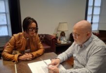 Ruiz Santos se reúne con la diseñadora Lola Muñoz para estudiar posibles vías de colaboración entre la Junta y el sector de la moda