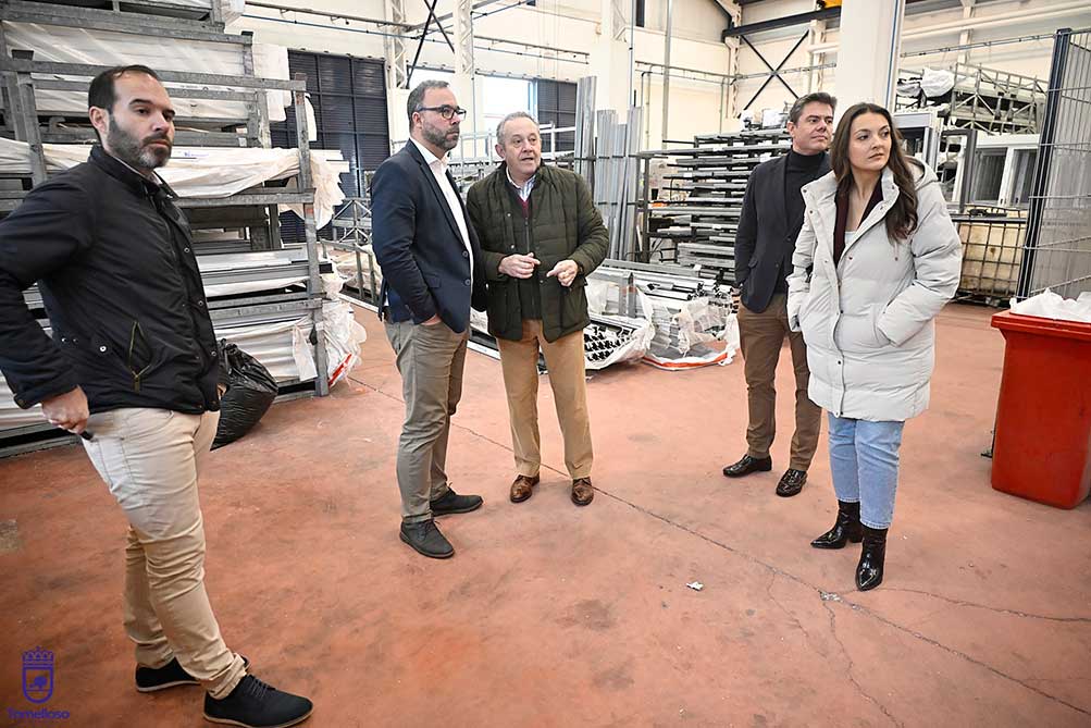SOMAN PVC, líder en carpintería industrial, recibe la visita institucional del alcalde de Tomelloso
