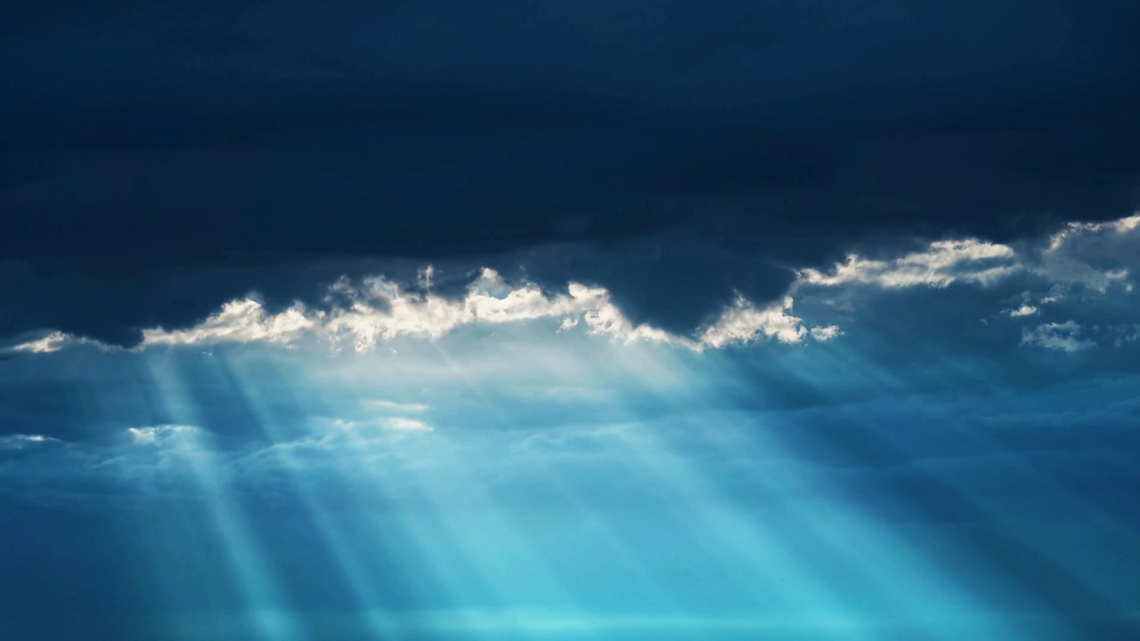 Castilla-La Mancha empieza este lunes 12 de enero con un guion muy reconocible de invierno: nubosidad baja a primera hora, ratos de cielo más abierto en el tramo central del día y un final de jornada que vuelve a enfriar con rapidez. Las temperaturas máximas se mueven en valores relativamente templados para enero, pero el amanecer deja el recordatorio de siempre: el frío se agarra a las zonas altas. Así amanece hoy la región: la mañana concentra “lo gris” La señal más clara del día está en las primeras horas: Toledo y Cuenca arrancan con “considerable nubosidad” matinal y luego tienden a un cielo más claro con nubes altas, mientras que Ciudad Real pasa de nubosidad baja a una tarde más abierta. En Guadalajara domina la nubosidad baja durante la jornada. Temperaturas: mediodía amable, madrugada fría En las capitales, el contraste es el protagonista: máximas entre 12 y 15 ºC (según ciudad) y mínimas que en puntos del interior se acercan o bajan de 0 ºC. Hoy destacan Cuenca (13/-1 ºC) y Albacete (15/0 ºC) por ese “filo” de helada; Toledo (15/4 ºC) y Ciudad Real (14/2 ºC) se quedan algo más arriba por la noche, y Guadalajara (12/2 ºC) mantiene ambiente fresco. Como contexto, en la red de observación de AEMET se han visto en las últimas horas mínimas muy frías en enclaves de la región (por ejemplo, alrededor de -6 ºC en puntos de Cuenca y Guadalajara), lo que refuerza la idea de que el riesgo de helada sigue muy presente en áreas de sierra y parameras. Provincia por provincia (en dos líneas, sin rodeos) Toledo: mañana con más nubes y tarde más clara, con 15 ºC de máxima; mañana martes asoma un cambio con nubosidad y posibilidad de lloviznas. Albacete: jornada bastante estable, con sol filtrado por nubes altas y mínima en torno a 0 ºC. Ciudad Real: nubosidad baja al inicio y mejoría parcial después; noche fría. Cuenca: mañana nubosa y tarde más luminosa; mínima negativa, típica de helada. Guadalajara: nubosidad baja hoy; el martes gana fuerza la opción de lloviznas/lluvias ocasionales por la tarde. Lo que más te conviene saber si sales temprano Si conduces al amanecer (o vuelves tarde), el riesgo no es “la gran nevada”, sino lo pequeño: humedad + frío = posibles placas en tramos sombríos de carreteras secundarias, especialmente en zonas altas. El mediodía será más llevadero, pero el descenso al caer el sol puede ser rápido.