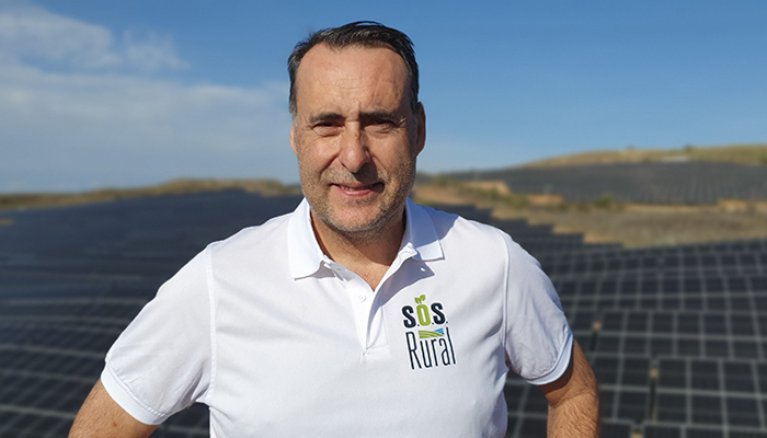 El sector primario y el mundo rural guadalajareño vuelve mañana jueves 8 de enero a alzar la voz. Agricultores, ganaderos de Guadalajara están llamados a protagonizar una nueva tractorada en defensa del campo. La convocatoria parte de la UNASPI (Unión de asociaciones del sector primario independientes) y aquí en Guadalajara la lidera ADECGU (Asociación en defensa del campo de Guadalajara). Esta madrugadora primera protesta del nuevo año 2026 se enmarca en un contexto europeo protagonizado por una fuerte oposición y rechazo del sector rural a unas políticas comunitarias y acuerdos comerciales que generan competencia desleal, hunden los precios en origen y ponen en riesgo la soberanía alimentaria europea. Este día habrá movilizaciones y protestas simultáneas en toda España, que según afirman los organizadores podrían prolongarse en el tiempo si no hay respuestas políticas claras y cambios efectivos. El campo y el mundo rural europeo está harto de las decisiones que se están adoptado en la Unión Europea, que han ido erosionando la rentabilidad del sector primario en favor de intereses comerciales y geopolíticos. El detonante ha sido la posible firma del acuerdo comercial entre la UE y Mercosur, prevista para el 12 de enero, tras el aplazamiento inicial de su ratificación. Este acuerdo es una amenaza directa a la supervivencia del campo español y europeo y un ataque a la preferencia comunitaria, porque los países de Mercosur como Argentina, Brasil, Paraguay, Uruguay competirán con otras condiciones más favorables; con salarios, impuestos y exigencias ambientales, laborales y sanitarias muy inferiores, lo que generará una competencia desleal estructural que el productor europeo no podrá asumir. O se frena este tratado que amenaza seriamente al sector primario español o nuestra salud y seguridad alimentaria estará gravemente amenazada. Pero estás reivindicaciones van más allá de Mercosur; hace tiempo que nuestro sector primario español vive inmerso en una crisis estructural provocada por la Política Agraria Común (PAC) , el Pacto Verde Europeo, la estrategia “De la Granja a la Mesa” y esos tratados de libre comercio con terceros países tan dañinos para nosotros y tan beneficiosos para países como Marruecos, Egipto Sudáfrica o Ucrania, que han pasado a ser la huerta de Europa y la despensa del cereal, provocando que los precios caigan por debajo de los costes de producción y por tanto un cierre cada vez mayor de explotaciones agrarias debido a esta destrucción del tejido económico y social del medio rural y en consecuencia una aceleración de despoblación rural y de pérdida de soberanía alimentaria por la dependencia total de terceros países Mañana jueves no solo todos los agricultores y ganaderos de Guadalajara deberían apoyar esta movilización, también toda la sociedad civil que vivimos en el medio urbano, en las ciudades, porque nos afecta también a nosotros, al precio de nuestra cesta de la compra, al abastecimiento seguro y a nuestra seguridad alimenticia. Todos deberíamos salir a las calles y apretar las tuercas a nuestros responsables políticos, a las administraciones, a las grandes corporaciones y a los sindicatos que están siendo cómplices con sus decisiones y sus silencios de la muerte lenta del campo. Debemos presionarles y obligarles a rechazar el acuerdo de libre comercio UE-Mercosur, que, según el sector, permitiría la entrada de productos más baratos producidos sin cumplir las normas europeas y la venta por debajo de los costes de producción, provocando un incumplimiento efectivo de la Ley de la Cadena Alimentaria. Es el momento de alzar la voz y unirnos para revertir esta situación. O lo hacemos ahora o mañana será tarde. Antonio de Miguel