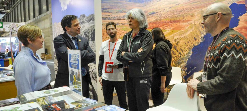 Valverde comprueba en FITUR el interés creciente que despierta el Geoparque Volcanes de Calatrava Ciudad Real 1 valverde fitur geoparque