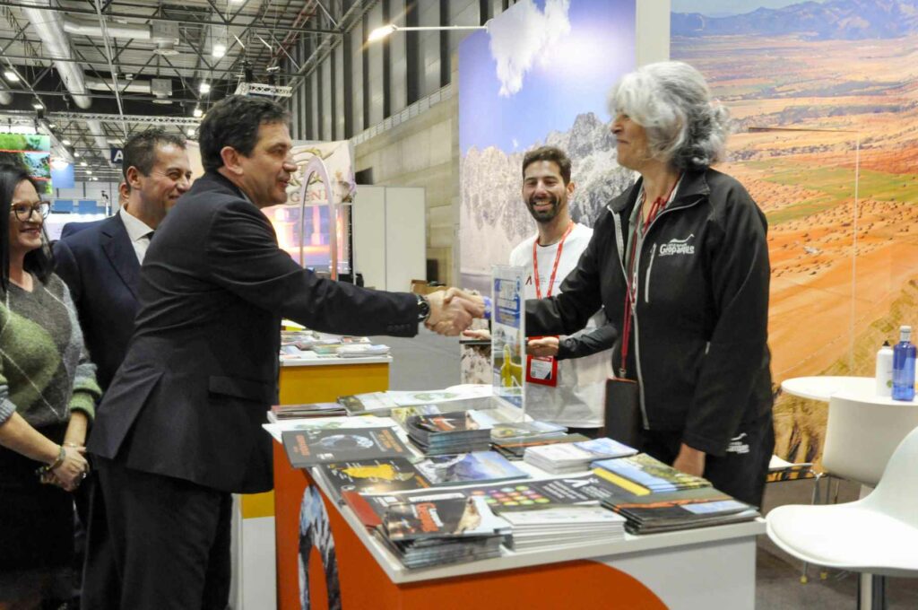 Valverde comprueba en FITUR el interés creciente que despierta el Geoparque Volcanes de Calatrava Ciudad Real 2 valverde fitur geoparque 2