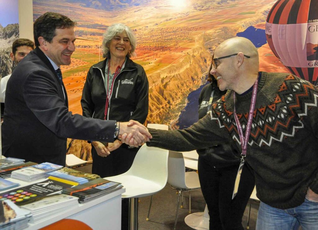 Valverde comprueba en FITUR el interés creciente que despierta el Geoparque Volcanes de Calatrava Ciudad Real 4 valverde fitur geoparque 4