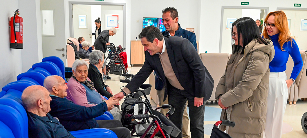 Valverde anuncia una línea de ayudas de 500.000 euros para residencias de mayores de titularidad municipal durante una visita al centro Virgen del Rosario de Porzuna
