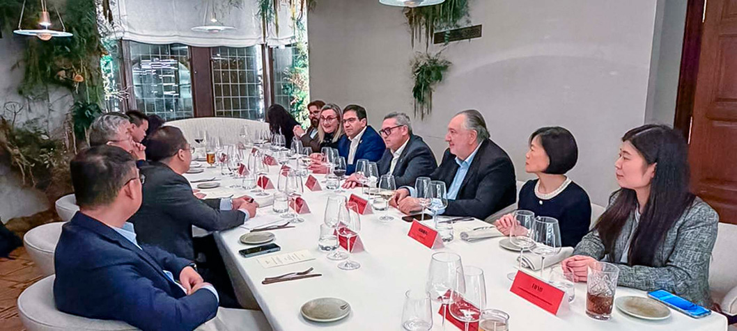 Valverde impulsa vías de cooperación comercial y cultural con China en una nueva reunión celebrada en Madrid