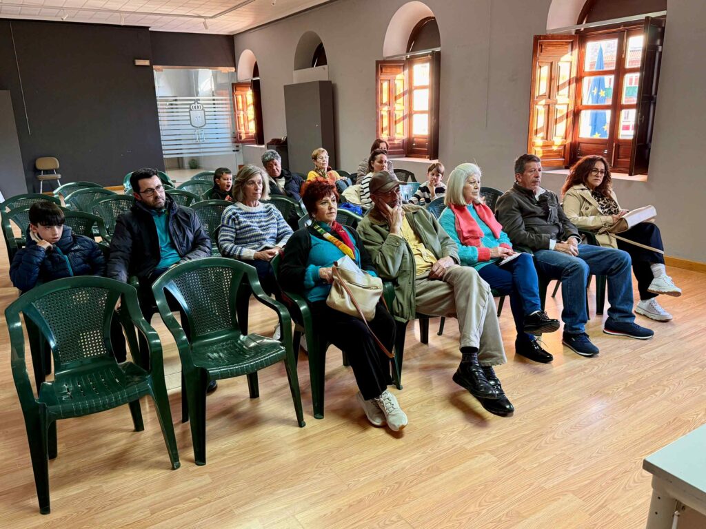 Cerca de 20 personas participan en Villacañas en la charla informativa del proyecto “Apadrina un árbol” para crear el Parque de la Diversidad 8 apadrina un arbol 1