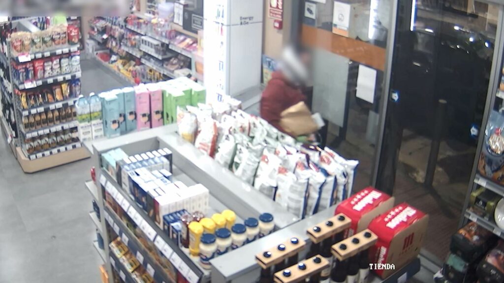 ¡Terror a las 21:00 horas en Azuqueca!: dos hombres irrumpen con cuchillos enormes y asaltan una gasolinera 4 asaltogasolineraazuqueca 1