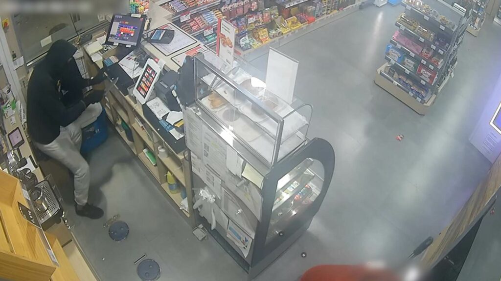 ¡Terror a las 21:00 horas en Azuqueca!: dos hombres irrumpen con cuchillos enormes y asaltan una gasolinera 2 asaltogasolineraazuqueca 3