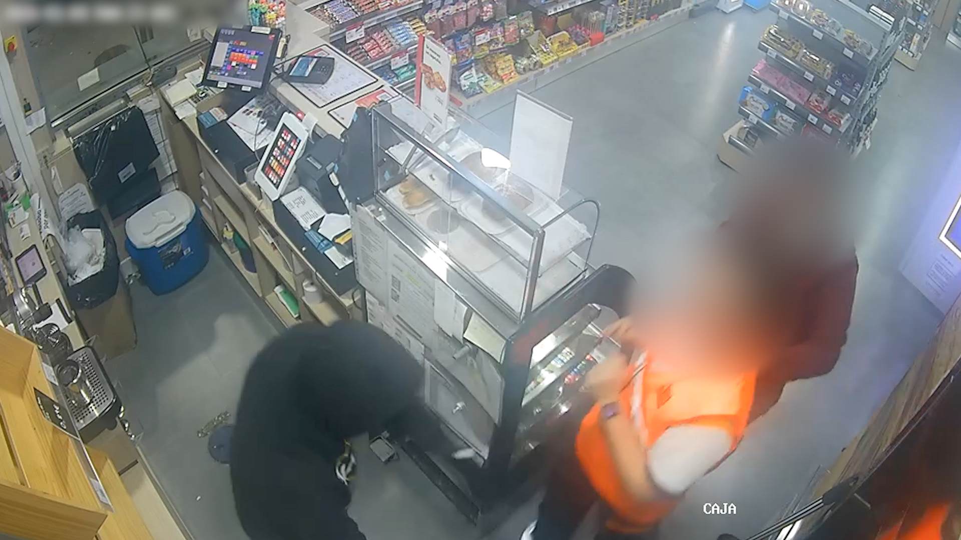 ¡Terror a las 21:00 horas en Azuqueca!: dos hombres irrumpen con cuchillos enormes y asaltan una gasolinera