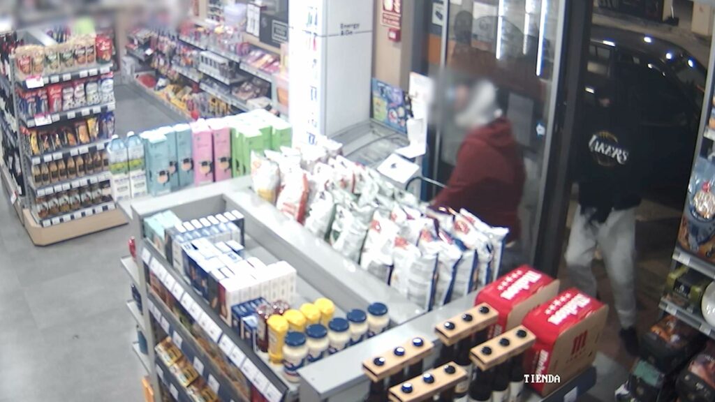 ¡Terror a las 21:00 horas en Azuqueca!: dos hombres irrumpen con cuchillos enormes y asaltan una gasolinera 5 asaltogasolineraazuqueca 5