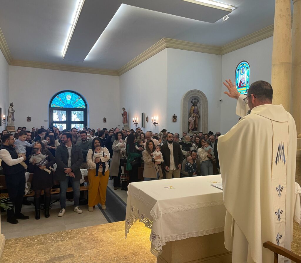 La Virgen de las Viñas arropa la bendición y presentación de 52 niños en una ermita a rebosar 10 bendicionninosvirgenvinas 2