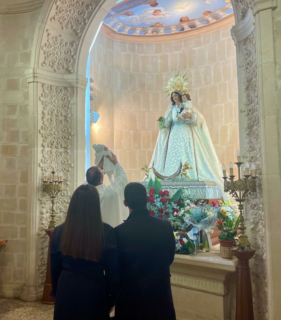 La Virgen de las Viñas arropa la bendición y presentación de 52 niños en una ermita a rebosar 9 bendicionninosvirgenvinas 3