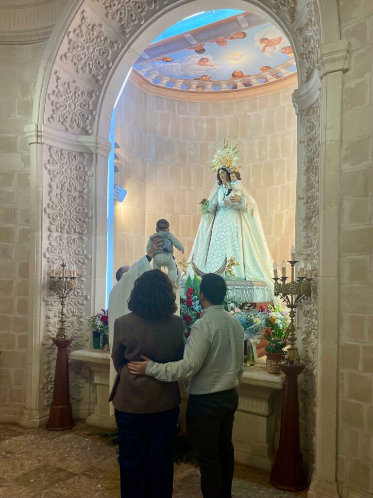 La Virgen de las Viñas arropa la bendición y presentación de 52 niños en una ermita a rebosar 8 bendicionninosvirgenvinas 4
