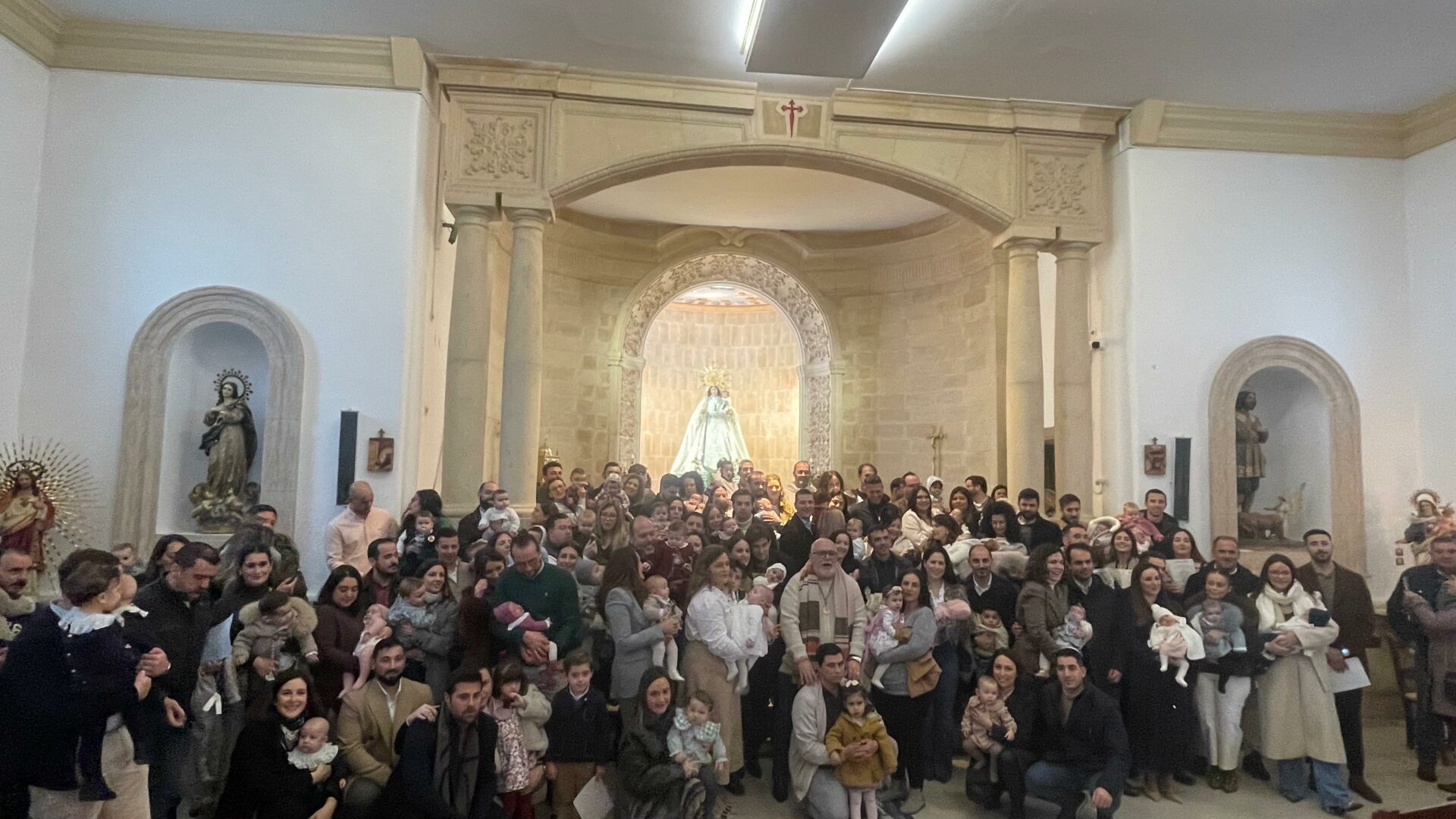 La Virgen de las Viñas arropa la bendición y presentación de 52 niños en una ermita a rebosar