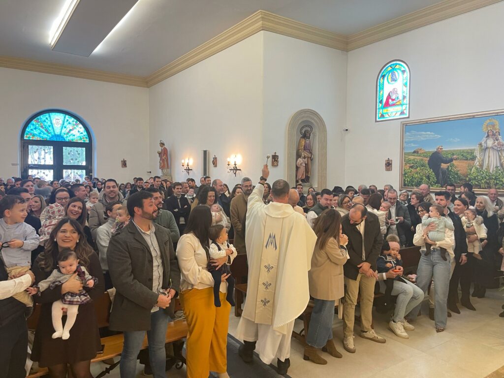 La Virgen de las Viñas arropa la bendición y presentación de 52 niños en una ermita a rebosar 6 bendicionninosvirgenvinas 6