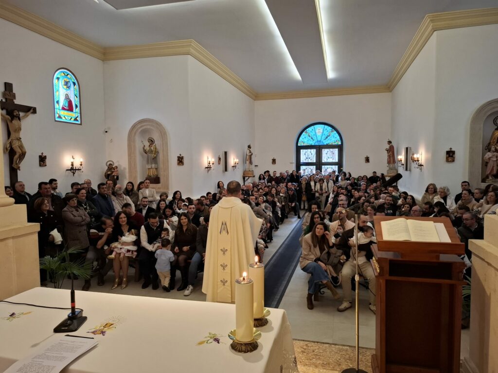 La Virgen de las Viñas arropa la bendición y presentación de 52 niños en una ermita a rebosar 5 bendicionninosvirgenvinas 7