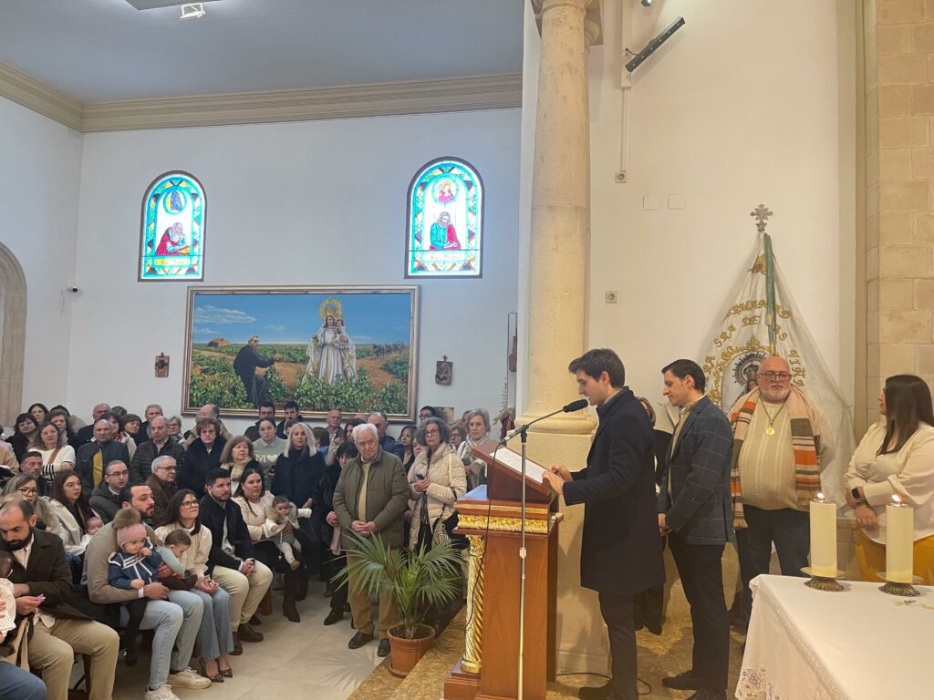 La Virgen de las Viñas arropa la bendición y presentación de 52 niños en una ermita a rebosar 3 bendicionninosvirgenvinas 9