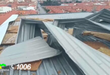 Bomberos de Tomelloso retiran parte de la cubierta del Pabellón Deportivo afectada por el temporal