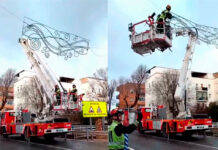 Borrasca Leonardo: los bomberos de Tomelloso retiran un cartel luminoso con riesgo de caída en Argamasilla de Alba